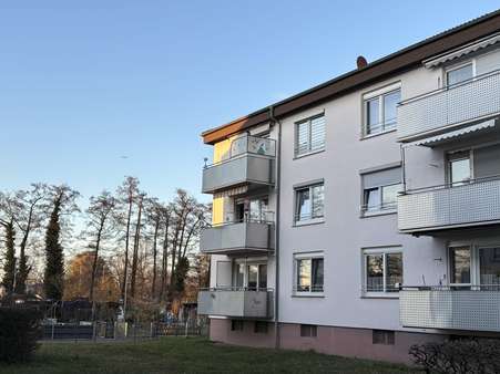 Rückansicht abends - Etagenwohnung in 63538 Großkrotzenburg mit 73m² kaufen