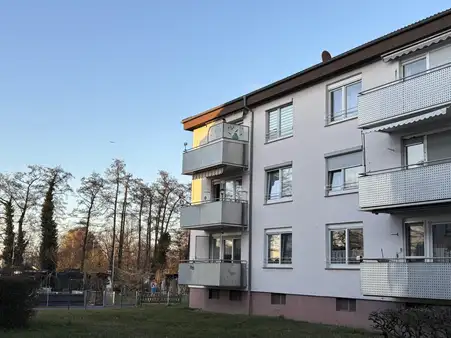 GEPFLEGTE, sehr ansprechend geschnittene 3-Zi-Whg mit Küche in guter Lage - BEZUGSFREI !!
