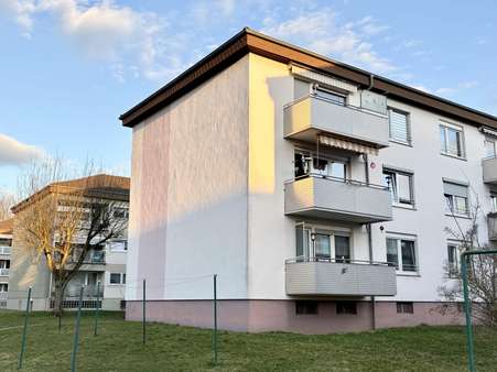 Rückansicht abends - Etagenwohnung in 63538 Großkrotzenburg mit 73m² kaufen