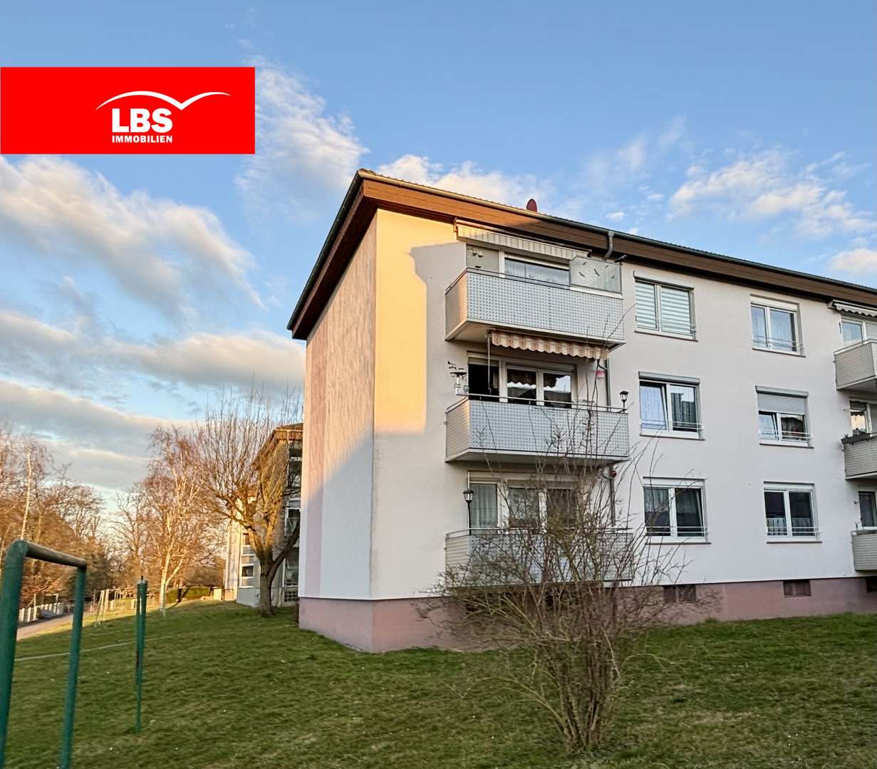 Rückansicht abends - Etagenwohnung in 63538 Großkrotzenburg mit 73m² kaufen