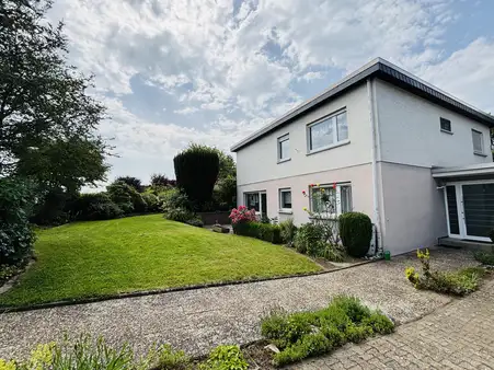 ***Gepflegter, großzügiger Bungalow mit Einliegerwohnung und tollem Garten in exklusiver Lage***