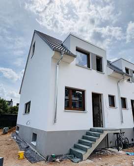 Aussenansicht - Reihenendhaus in 63477 Maintal mit 107m² kaufen
