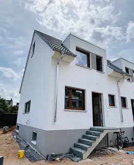 Bezugsfreies, neues Reihen-END-haus mit Keller in toller Waldrandlage von Bischofsheim - Erstbezug !