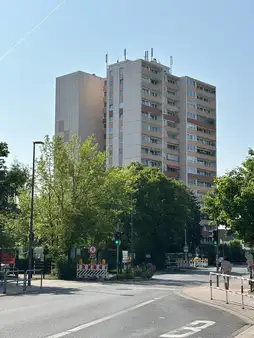 *** Gepflegte - gut geschnittene 2-Zi-Wohnung mit Einbauküche - bezugsfrei  !! ***