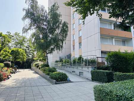 Barrierefreier Aufgang zum Haus - Etagenwohnung in 63477 Maintal mit 66m² kaufen