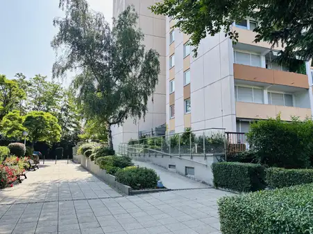 *** Gepflegte - gut geschnittene 2-Zi-Wohnung mit Einbauküche - bezugsfrei  !! ***