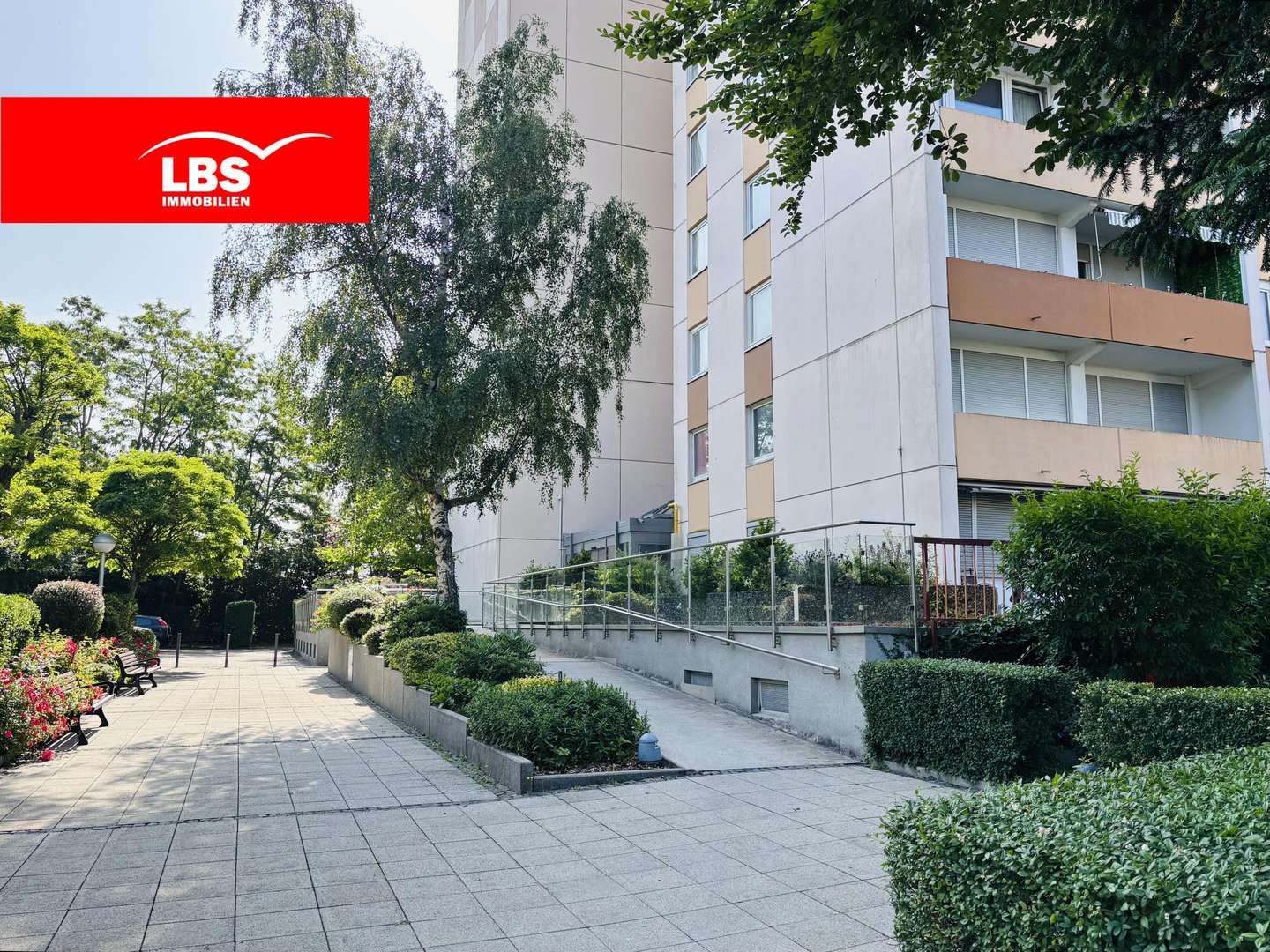 Barrierefreier Aufgang zum Haus - Etagenwohnung in 63477 Maintal mit 66m² kaufen