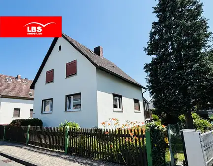 Rarität : Kleines freistehendes Haus in toller Lage mit großem Garten und Potenzial in Hochstadt 