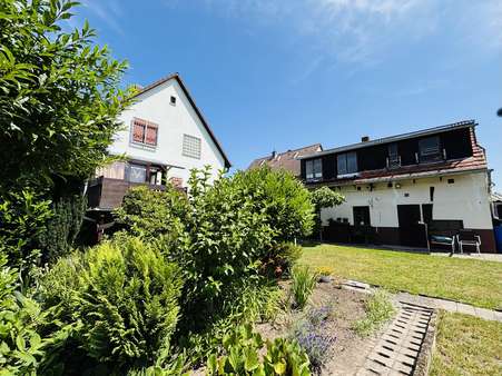 Rückansicht Haus und Nebengebäude Rückansicht Haus und Nebengebäude - Einfamilienhaus in 63477 Maintal mit 110m² kaufen