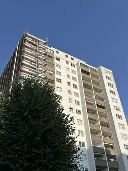 Gelegenheit für MARKTKENNER : Modernisierte Wohnung über den Dächern von Bischofsheim - bezugsbereit