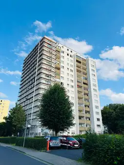 Gelegenheit für MARKTKENNER : Modernisierte Wohnung über den Dächern von Bischofsheim - bezugsbereit
