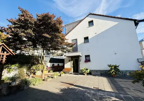 Sehr gepflegtes 1-2-Familienhaus mit großem Grundstück und Nebengebäude in Top Lage von Froschhausen