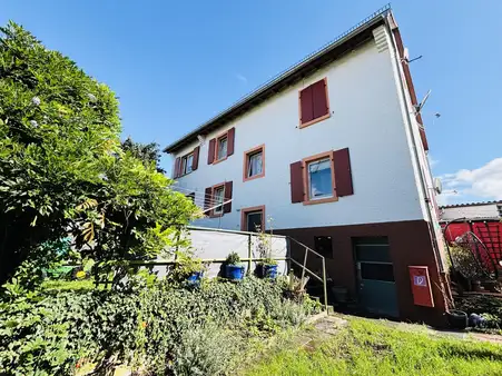 Gute Gelegenheit in Bischofsheim -  3-FH - voll vermietet- auf großem Grundstück in attraktiver Lage