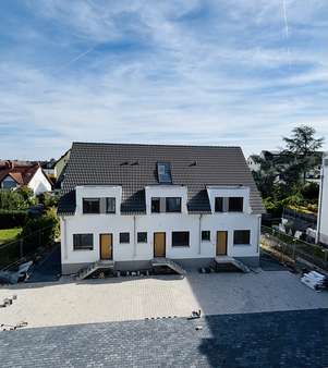 Vorderansicht aller drei Häuser - Reihenmittelhaus in 63477 Maintal mit 107m² kaufen