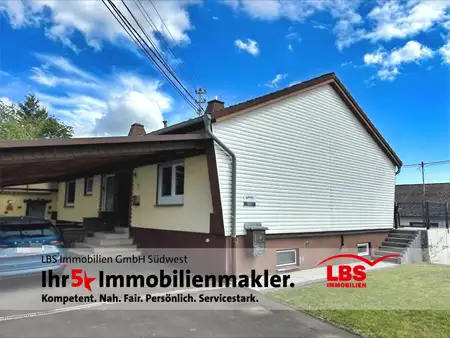 Charmantes Einfamilienhaus mit Einliegerwohnung, großem Garten und Garage