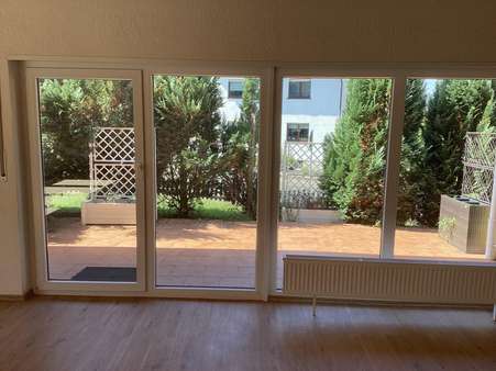 Wohnzimmer/Blick Terrasse - Bungalow in 67727 Lohnsfeld mit 145m² kaufen