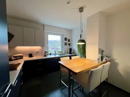 sehr schöne u. bezugsfreie Wohnung mit Einbauküche, 
Balkon und Stellplatz 