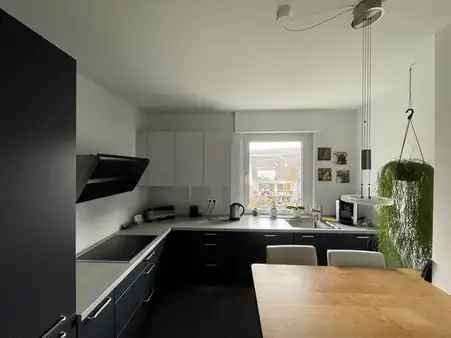 sehr schöne u. bezugsfreie Wohnung mit Einbauküche, 
Balkon und Stellplatz 