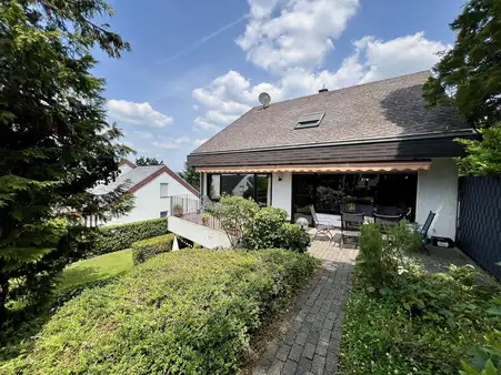 freistehendes Einfamilienhaus mit Einliegerwohnung in 
bevorzugter Wohnlage mit Garten und 2 Garagen