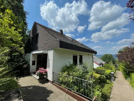 freistehendes Einfamilienhaus mit Einliegerwohnung in 
bevorzugter Wohnlage mit Garten und 2 Garagen