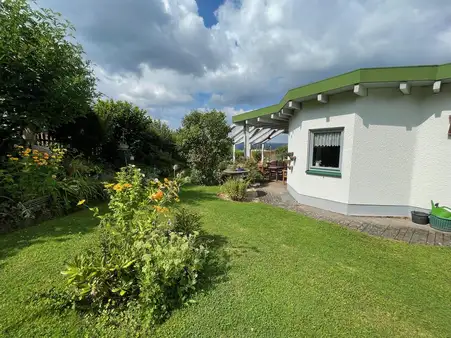familienfreundliches, freistehendes Einfamilienhaus
im Bungalowstil mit schöner Gartenanlage 