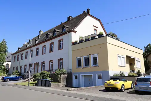 Mehrfamilienhaus mit Geschichte & Potenzial - Wohnen im ehemaligen Amtshaus in Mülheim an der Mosel