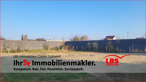Großzügiges Grundstück in schöner Spielstraße