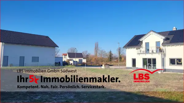 Großzügiges Grundstück in schöner Spielstraße