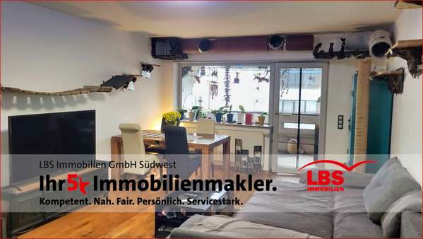Wohnzimmer mit Balkon - Etagenwohnung in 67346 Speyer mit 84m² kaufen
