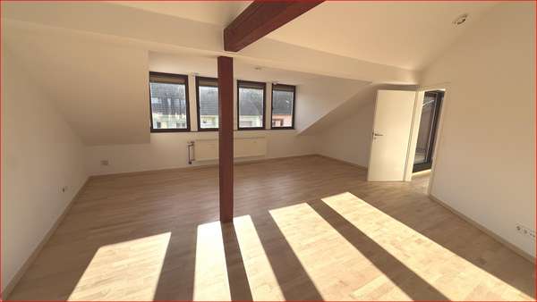 Geräumiges Wohnzimmer - Dachgeschosswohnung in 68163 Mannheim mit 96m² kaufen