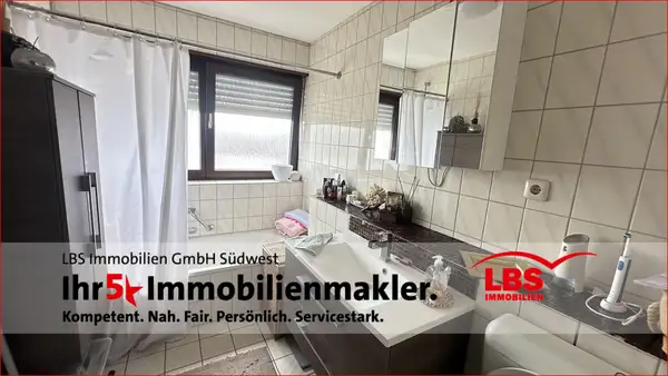 Komfortable 3-ZKB-Wohnung mit schöner Dachterrasse in zentraler Lage

