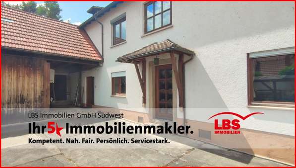 Haus mit Eingang, Vordach und Scheuneneingang links - Einfamilienhaus in 67159 Friedelsheim mit 103m² kaufen
