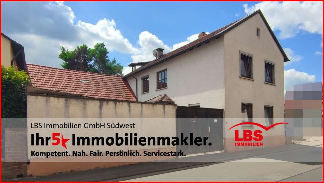 Ihr neues Zuhause: Straßenblick Hausfront, Toreingang, Grundstücksmauer und Scheunendach links - Einfamilienhaus in 67159 Friedelsheim mit 103m² kaufen