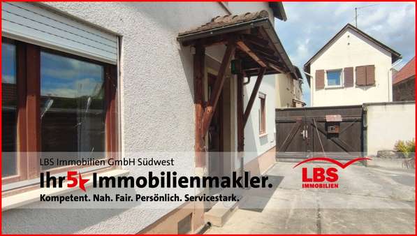 Innenhof mit Hauseingang links und Hoftor - Einfamilienhaus in 67159 Friedelsheim mit 103m² kaufen