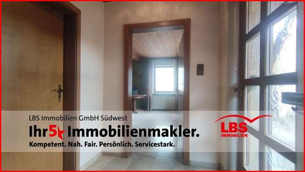 Diele mit Blick ins Wohnzimmer, Eingangstür rechts - Einfamilienhaus in 67159 Friedelsheim mit 103m² kaufen