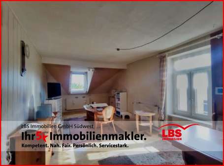 Wohnzimmerblick Richtung Gaube - Dachgeschosswohnung in 67098 Bad Dürkheim mit 73m² kaufen