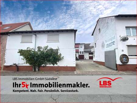 Front   -  in 67283 Obrigheim mit 240m² mieten