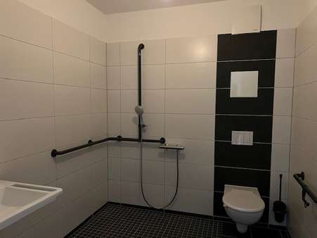 Bad mit bodentiefer Dusche - Etagenwohnung in 76887 Bad Bergzabern mit 55m² mieten