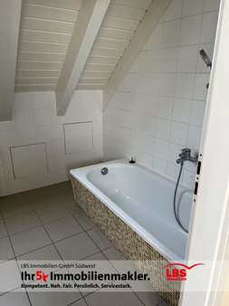 Badezimmer - Dachgeschosswohnung in 68647 Biblis mit 42m² kaufen