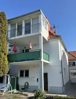 Selbst einziehen oder komplett vermieten. 
3 - Familienhaus mit kleinem Grundstück.