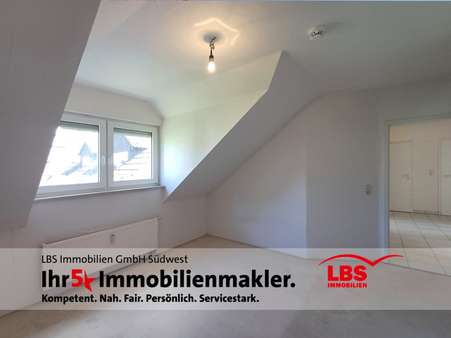Schlafzimmer mit Gaube Schlafzimmer mit Gaube - Dachgeschosswohnung in 65582 Diez mit 72m² kaufen