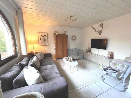Wohnzimmer - Etagenwohnung in 56645 Nickenich mit 87m² kaufen