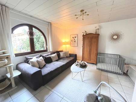 Wohnzimmer - Etagenwohnung in 56645 Nickenich mit 87m² kaufen