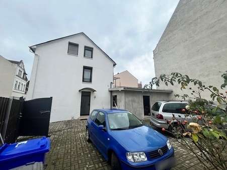 Hofansicht - Einfamilienhaus in 56070 Koblenz mit 105m² kaufen