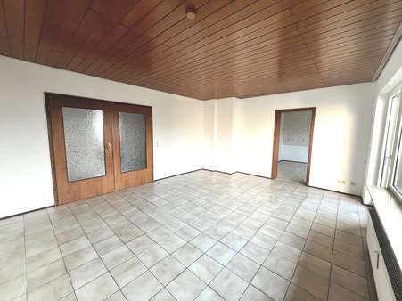 Wohnzimmer - Etagenwohnung in 56626 Andernach mit 92m² kaufen