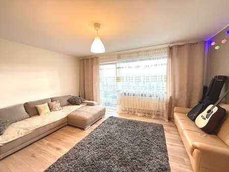 Wohnzimmer - Etagenwohnung in 56626 Andernach mit 70m² kaufen