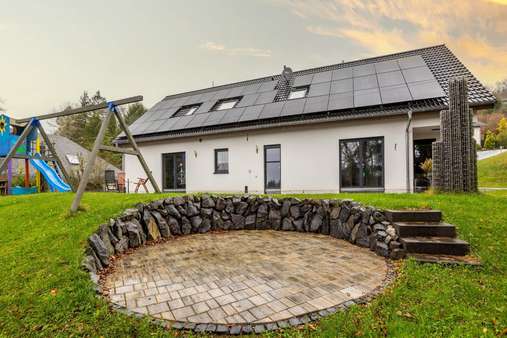 Außenansicht Rückseite - Zweifamilienhaus in 54584 Feusdorf mit 282m² kaufen
