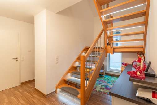 Eingangsbereich Treppe EG - Zweifamilienhaus in 54584 Feusdorf mit 282m² kaufen