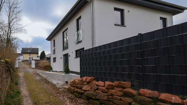 Privatstraße + Nachbarhaus - Grundstück in 67705 Trippstadt mit 800m² kaufen