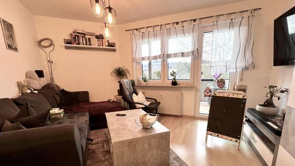 Wohnzimmer mit Balkonzugang - Erdgeschosswohnung in 73079 Süßen mit 80m² kaufen